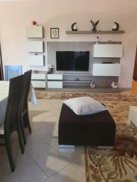 Tirane, jepet me qera apartament 2+1 Kati 3, 100 m² 650 € (kompleksi Delijorgji)