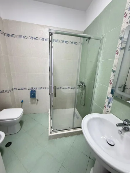Tirane, jepet me qera 1+1 Kati 4, 600 € 