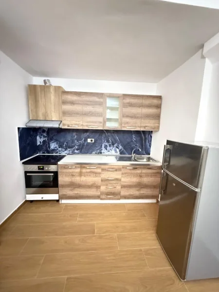 Tirane, jepet me qera 2+1 , 600 € 