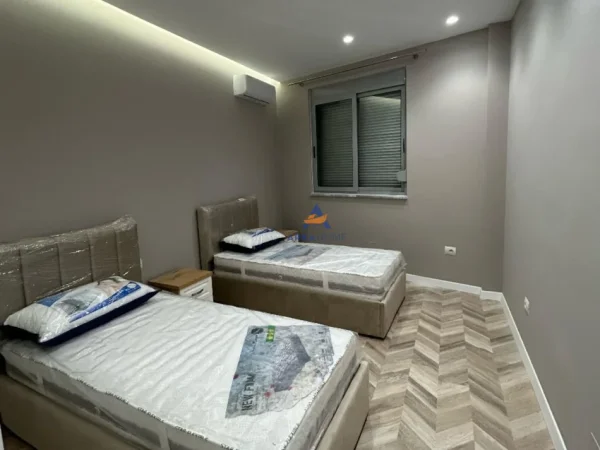 Tirane, jepet me qera apartament 2+1+Ballkon Kati 7, 120 m² 1.200 € (QENDER,9 KATSHET)