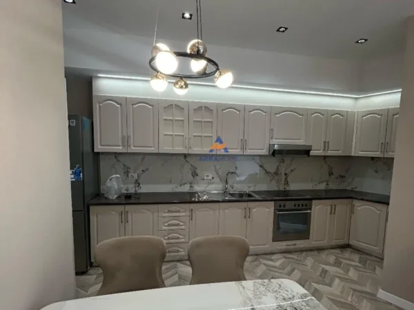 Tirane, jepet me qera apartament 2+1+Ballkon Kati 7, 120 m² 1.200 € (QENDER,9 KATSHET)
