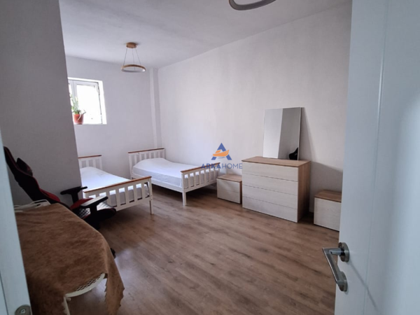 Tirane, jepet me qera apartament 1+1+Ballkon Kati 2, 75 m² 510 € (RRUGA E BARRIKADAVE)