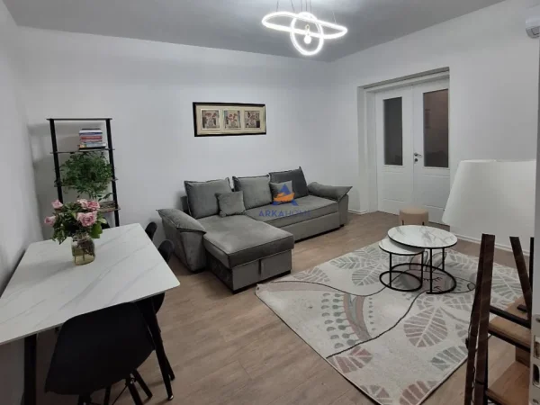 Tirane, jepet me qera apartament 1+1+Ballkon Kati 2, 75 m² 510 € (RRUGA E BARRIKADAVE)