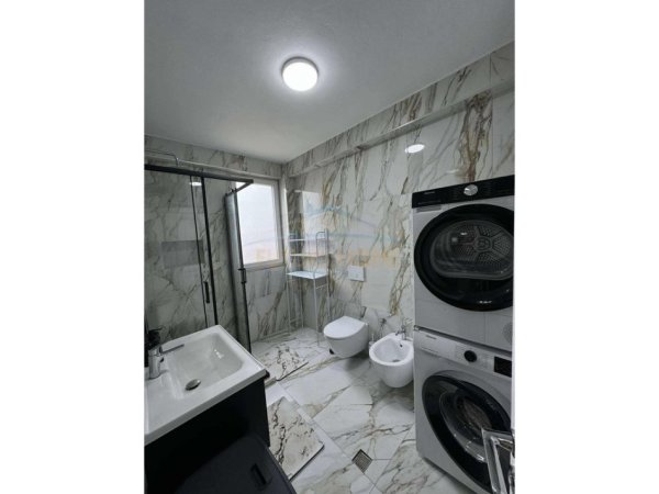 Tirane, jepet me qera apartament 1+1 Kati 4, 90 m² 420 € (FRESKU)