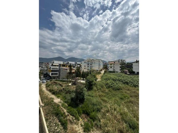 Tirane, jepet me qera apartament 1+1 Kati 4, 90 m² 420 € (FRESKU)