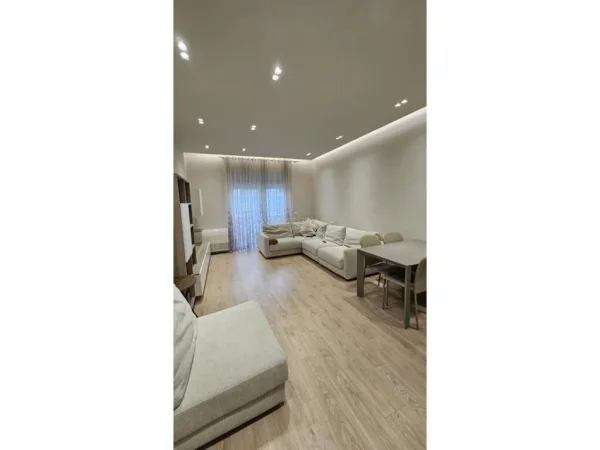 Tirane, shes apartament 3+1 Kati 2, 135 m² 320.000 € (liqeni i thate)