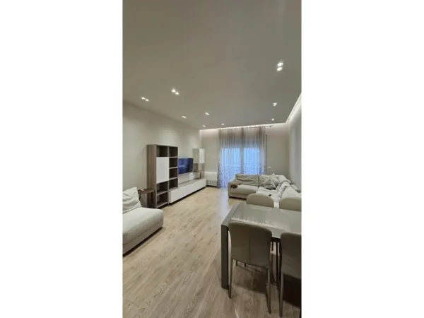 Tirane, shes apartament 3+1 Kati 2, 135 m² 320.000 € (liqeni i thate)