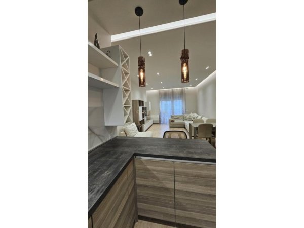 Tirane, shes apartament 3+1 Kati 2, 135 m² 320.000 € (liqeni i thate)