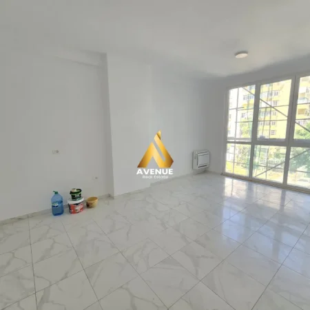 Tirane, jepet me qera ambjent biznesi Kati 3, 110 m² 1.000 € (sali butka)