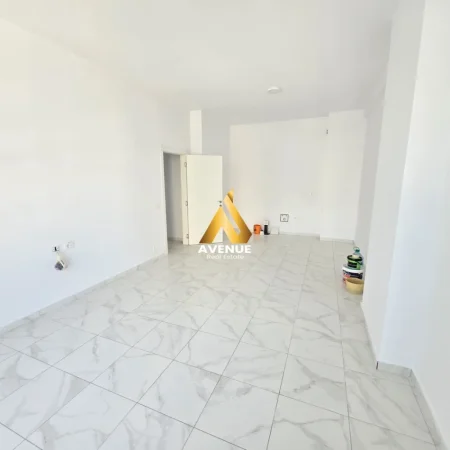 Tirane, jepet me qera ambjent biznesi Kati 3, 110 m² 1.000 € (sali butka)