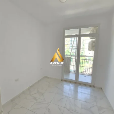 Tirane, jepet me qera ambjent biznesi Kati 3, 110 m² 1.000 € (sali butka)