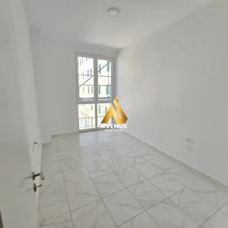 Tirane, jepet me qera ambjent biznesi Kati 3, 110 m² 1.000 € (sali butka)
