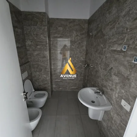 Tirane, jepet me qera ambjent biznesi Kati 3, 110 m² 1.000 € (sali butka)