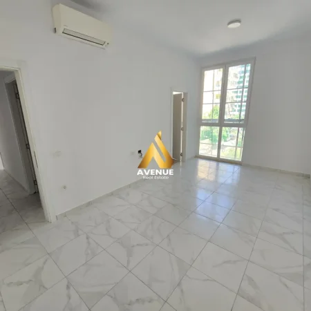 Tirane, jepet me qera ambjent biznesi Kati 3, 110 m² 1.000 € (sali butka)