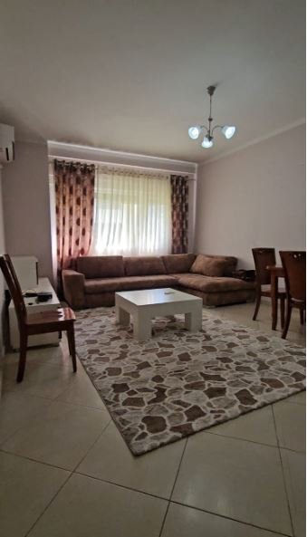 Tirane, jepet me qera apartament 1+1 Kati 4, 65 m² 350 € (Jepet me Qera Apartament 1+1 tek Pallati Çabej, përballë KMY ne Yzberisht)