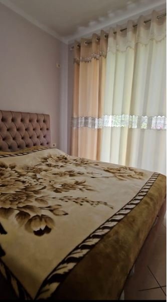Tirane, jepet me qera apartament 1+1 Kati 4, 65 m² 350 € (Jepet me Qera Apartament 1+1 tek Pallati Çabej, përballë KMY ne Yzberisht)