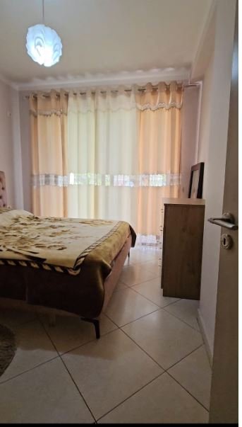 Tirane, jepet me qera apartament 1+1 Kati 4, 65 m² 350 € (Jepet me Qera Apartament 1+1 tek Pallati Çabej, përballë KMY ne Yzberisht)