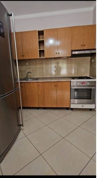 Tirane, jepet me qera apartament 1+1 Kati 4, 65 m² 350 € (Jepet me Qera Apartament 1+1 tek Pallati Çabej, përballë KMY ne Yzberisht)
