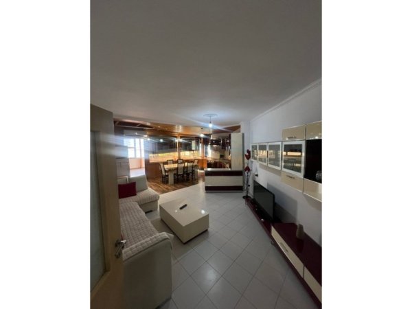 Tirane, jepet me qera apartament 2+1+2+Verande Kati 2, 95 m² 550 € (Yzberisht, Rruga Engjell Mashi)