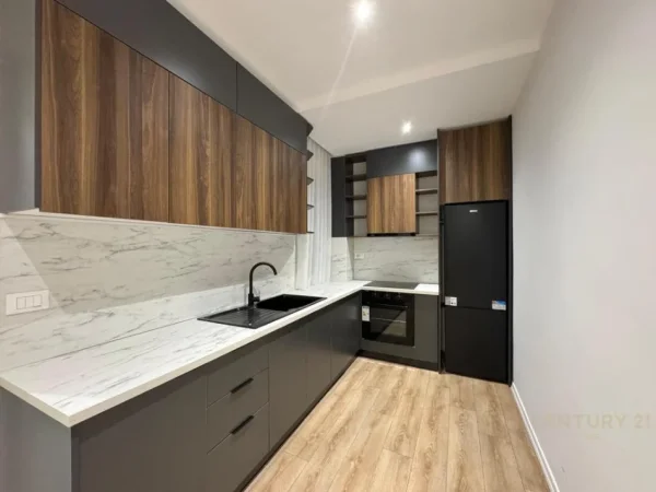 Tirane, shes apartament 1+1 Kati 5, 70 m² 185.000 € (Rruga fortuzi)