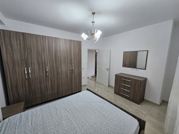 Tirane, jepet me qera apartament 2+1+Ballkon Kati 3, 90 m² 700 € (Komuna e Parisit ~ Kika2)