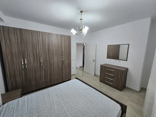Tirane, jepet me qera apartament 2+1+Ballkon Kati 3, 90 m² 700 € (Komuna e Parisit ~ Kika2)