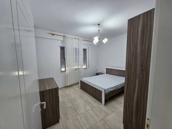 Tirane, jepet me qera apartament 2+1+Ballkon Kati 3, 90 m² 700 € (Komuna e Parisit ~ Kika2)