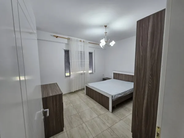 Tirane, jepet me qera apartament 2+1+Ballkon Kati 3, 90 m² 700 € (Komuna e Parisit ~ Kika2)