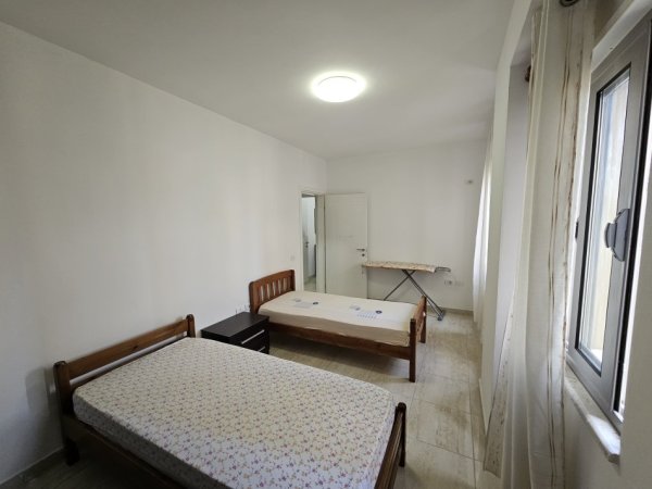 Tirane, jepet me qera apartament 2+1+Ballkon Kati 3, 90 m² 700 € (Komuna e Parisit ~ Kika2)