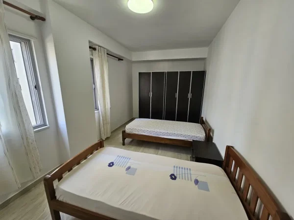 Tirane, jepet me qera apartament 2+1+Ballkon Kati 3, 90 m² 700 € (Komuna e Parisit ~ Kika2)