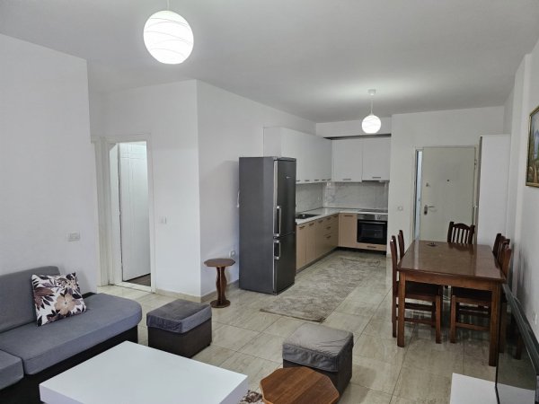 Tirane, jepet me qera apartament 2+1+Ballkon Kati 3, 90 m² 700 € (Komuna e Parisit ~ Kika2)