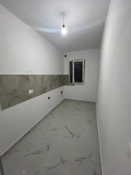 Tirane, jepet me qera apartament 2+1+Aneks Kati 2, 95 m² (*Jepet me Qera Apartament Bosh 2+1 + Ambient Gatimi ne Kinostudio.)