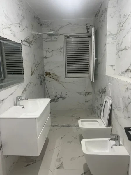 Tirane, jepet me qera apartament 2+1+Aneks Kati 2, 95 m² (*Jepet me Qera Apartament Bosh 2+1 + Ambient Gatimi ne Kinostudio.)