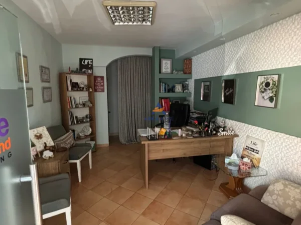 Tirane, jepet me qera ambjent biznesi Kati 0, 28 m² 356 € (MYSLYM SHYRI)