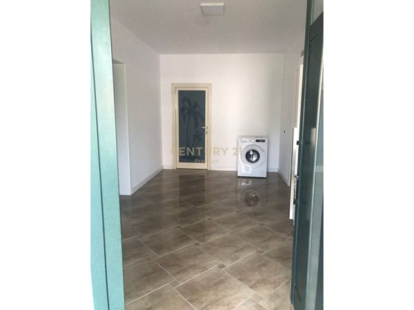 Tirane, jepet me qera apartament 2+1 Kati 1, 120 m² 500 € (PRANE KOMPLEKSIT GRAND, TREGU ELEKTRIK, TIRANE!)