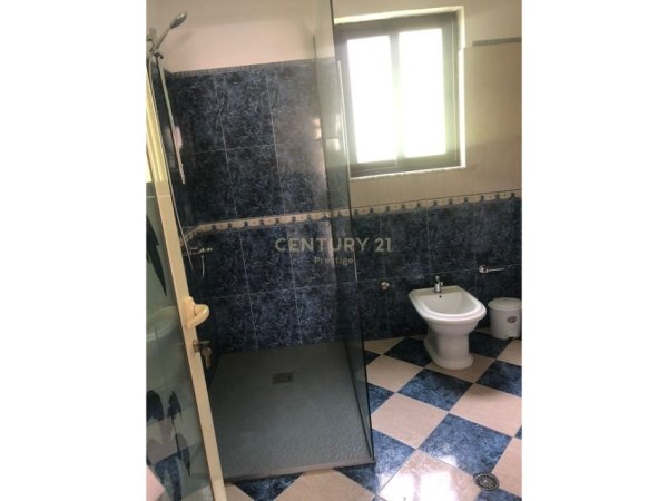 Tirane, jepet me qera apartament 2+1 Kati 1, 120 m² 500 € (PRANE KOMPLEKSIT GRAND, TREGU ELEKTRIK, TIRANE!)