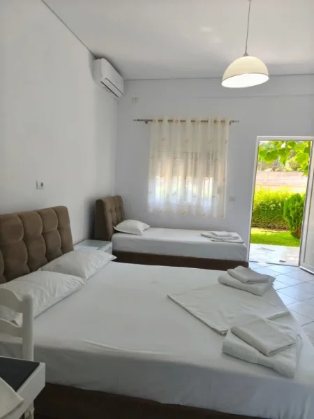 Sarande, dhome ne plazh