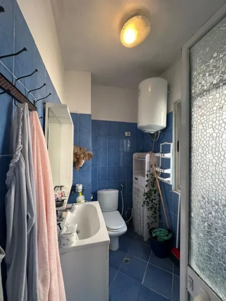 Tirane, jepet me qera apartament 1+1 Kati 4, 350 € (Prane rrethit te Astirit)