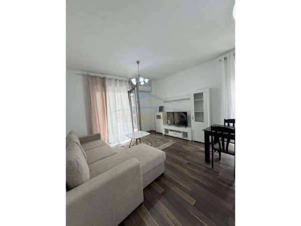 Tirane, jepet me qera apartament 2+1 Kati 3, 88 m² 500 € (UNAZA E RE)
