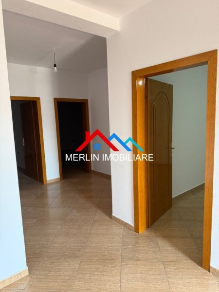 Tirane, jepet me qera apartament 3+1 Kati 3, 120 m² 450 € (RRUGA BESA)