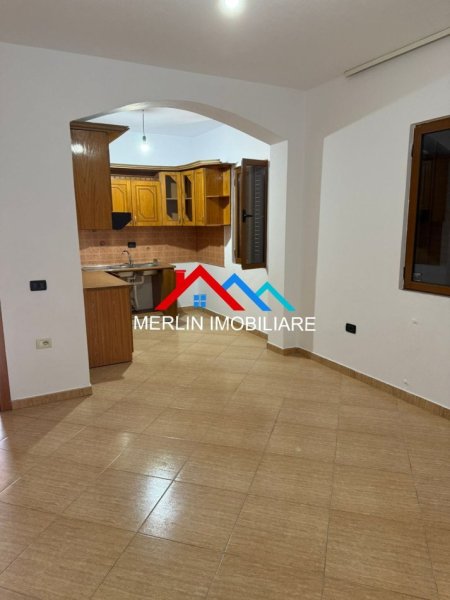 Tirane, jepet me qera apartament 3+1 Kati 3, 120 m² 450 € (RRUGA BESA)