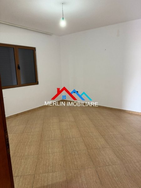 Tirane, jepet me qera apartament 3+1 Kati 3, 120 m² 450 € (RRUGA BESA)