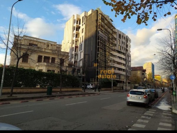 Tirane, jepet me qera dyqan Kati 0, 70 m² 1.200 € (Selvia)