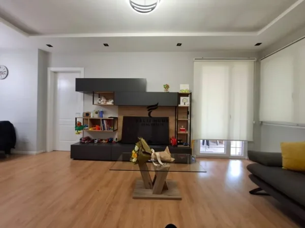 Tirane, jepet me qera apartament 2+1 Kati 2, 110 m² 800 € (LIQENI THATE)