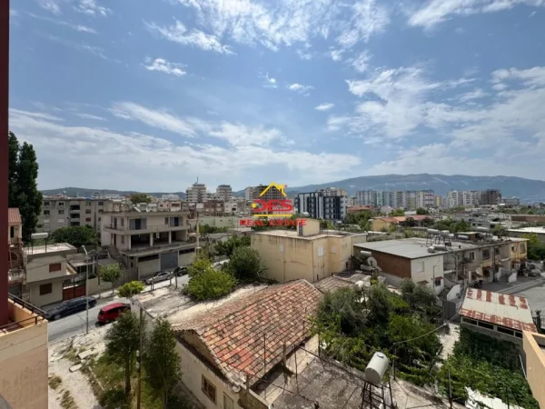 Vlore, shitet apartament 1+1+Ballkon Kati 4, 51 m² 70.000 € (Rruga Zaho Koka)