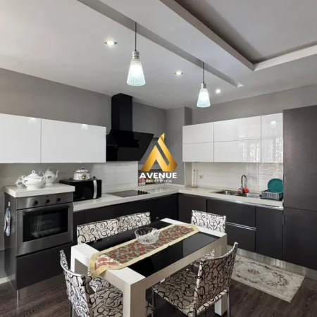 Tirane, jepet me qera apartament 2+1+Ballkon Kati 2, 100 m² 700 € (kodra e diellit)