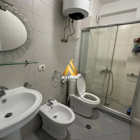 Tirane, jepet me qera apartament 2+1+Ballkon Kati 2, 100 m² 700 € (kodra e diellit)