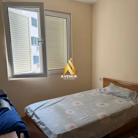 Tirane, jepet me qera apartament 2+1+Ballkon Kati 2, 100 m² 700 € (kodra e diellit)