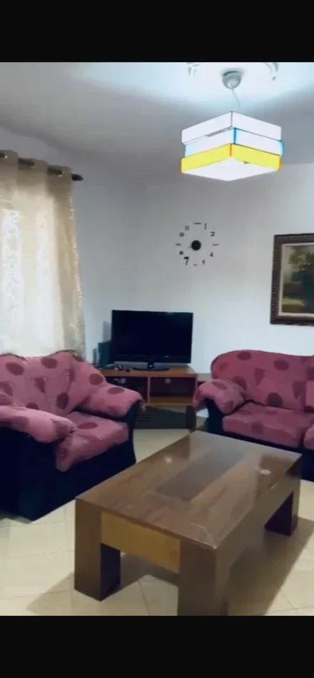 Tirane, jepet me qera apartament 1+1+Ballkon Kati 3, 450 € (Perballe Gjimnazit Partizani)