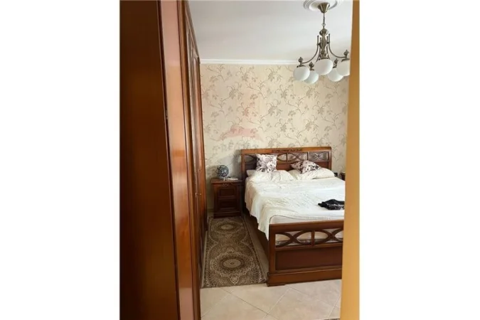 Shqiperi, jepet me qera apartament 3+1 , 145 m² 1.000 € 